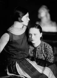 Porträtt av Wanda och Marion Wulz, Trieste, ca 1920 (glasplatta)