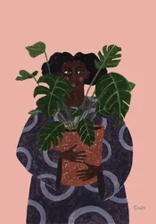 Kvinna som håller i en monstera