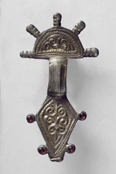 Strålande brosch, från Marchelepot, Somme, troligen karolingisk, ca 700-1000-talet (förgylld kopparlegering)