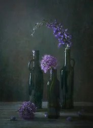 Stämningsfulla blomflaskor
