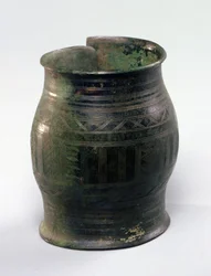 Fatformad armbindel, Hallstatt Culture, från Jura (metall)