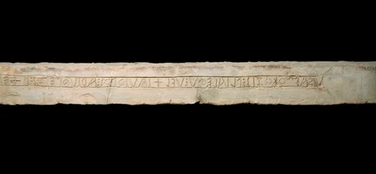 Celtic Art: "" hyllning till gudarna""" Graveed inskription i det keltiska alfabetet (Ogham). från regionen Come, Italien. Slutet 6: e början 5: e århundradet f.Kr. Dämpa. 365x19x33 cm Como, Museo Civico Archeologico Paolo Giovio