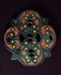 Keltisk konst: genomborrad bronsplatta med emaljkorsning. 1:a århundradet e.Kr. Från Paillard (Oise). Breteuil, arkeologiskt museum