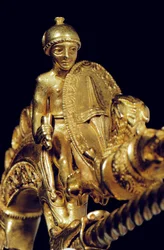 Mycket viktig La Tene krigare fibula, detalj (guld) (se även 1065822-6)