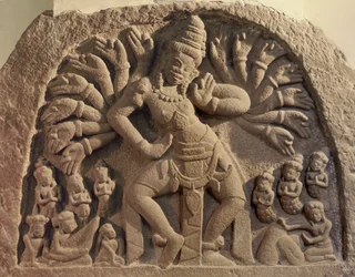 Dansar sextonarmad Shiva