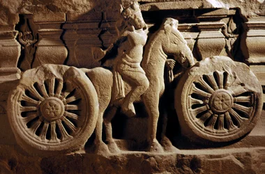 Piedestalfragment av en ryttare och vagn från Khuong My (sandsten)