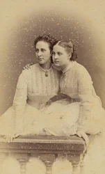 Alexandra Iossifovna av Ryssland (nee prinsessan Alexandra av Saxe Altenburg) och Olga Constantinovna av Ryssland - Porträtt av storhertiginnan Alexandra Iosifovna (1830-1911) och storhertiginnan Olga Constantinovna av Ryssland (1851-1926), av BergKaamasco