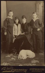 Kejsarinnan Maria Fyodorovna med barn, Nicholas Alexandrovich, George Alexandrovich och Xenia Alexandrovna, av Bergamasco, Charles (Karl) (1830-1896). Albumin Photo, ca. 1883. Ryska statens film- och fotoarkiv, Krasnogorsk
