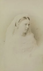 Maria Alexandrovna de Russie - Porträtt av storhertiginnan Maria Alexandrovna av Ryssland (1853-1920), hertiginnan av Saxe-Coburg och Gotha, av Bergamasco, Charles (Karl) (1830-1896). Albumin Foto, c. 1871. Ryska statens film- och fotoarkiv, Krasnogorsk