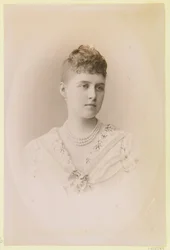 Alexandra de Grece, grande duchesse de Russie - Porträtt av storhertiginnan Alexandra Georgievna av Ryssland (1870-1891), av Bergamasco, Charles (Karl) (1830-1896). Albumin foto