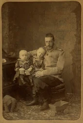 Constantin Constantinovitch de Russie avec ses fils Ioann et Gabriel - Storhertig Constantine Constantinovich av Ryssland med söner, John Konstantinovich och Gabriel Konstantinovich, av Bergamasco, Charles (Karl) (1830-1896). Albumin Foto, c. 1890. Ryska