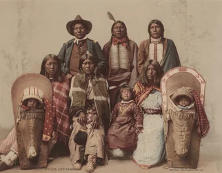 Utehövdingen Severo med familj,ca. 1885, publicerad 1899 (foto)