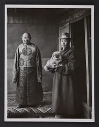 En klostertjänsteman från Tashilhunpo med tjänare och hund