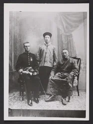 Charles Bell sittande med den trettonde Dalai Lama och kronprinsen av Sikkim, Sidkeong Tulku Namgyal, 1910 (svartvitt foto)