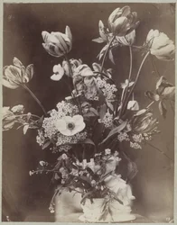 Blomstudie i vas med barnfigur