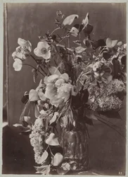 Blomstudie med ornamenterad vas