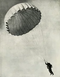 Flygman använder fallskärm under andra världskriget, 1941.