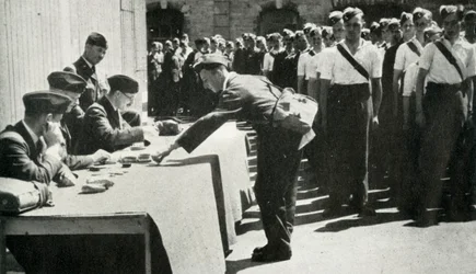 Betalningsdagen markerar livet i Royal Air Force med jämna mellanrum, 1941.