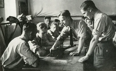 RAF-personal lär sig om vapen, 1941.