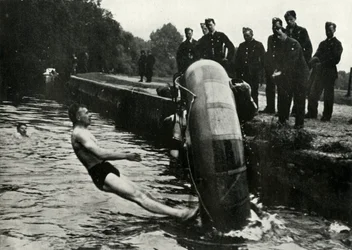 RAF-personal lär sig använda jolle, 1941.