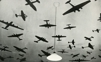 Silhuetter av militärflygplan...på en RAF-utbildningsskola under andra världskriget, 1941.