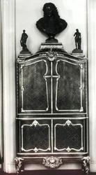 Skåp med en byst av Louis av Orleans (1703-52) (trä)