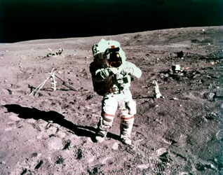 Astronaut John Young på månens yta, Apollo 16-uppdrag, 21 april 1972.