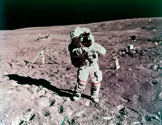 Astronaut John Young på månens yta, Apollo 16-uppdrag, april 1972.