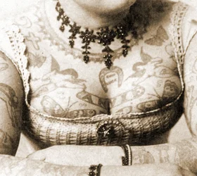Närbild av Annie Howards bröst, ca 1898 (skåpsfoto)