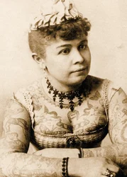 Porträtt av Annie Howard den tatuerade damen, ca 1898 (skåpsfoto)