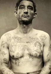 Porträtt av en tatuerad man