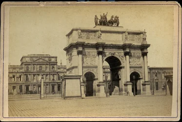 Frankrike, Ile-de-France, Paris (75): Triumfbågen du Carrousel med byggnaderna i ruinerna av Tuileries imperiales