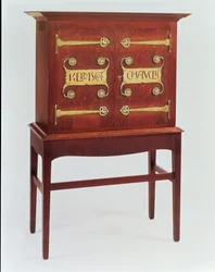 Kelmscott Chaucer-skåpet, designat av C.F.A.Voysey (1857-1941) och tillverkat av F.Coote, 1899 (ek med mässingsbeslag)