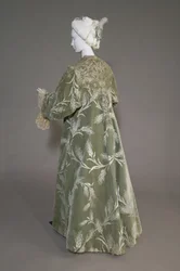 Bertha Palmers aftonrock, c.1902 (baksidan sned vy). Sidensatäng med skuren sammet i vetemönster, metalltrådspets, silkesmetallic tofsar. Värt, Paris.