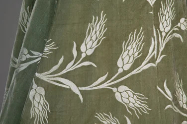 Bertha Palmers aftonrock, ca 1902 (detaljvy av tyg). Sidensatäng med skuren sammet i vetemönster, metalltrådspets, silkesmetallic tofsar. Värt, Paris.