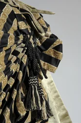 Aftonklänning, ca 1884 (detaljvy av rörelse). Sidensatin och skuren sammet, spets, sidentråds tofsar och fransar. Charles Frederick Worth, Frankrike.