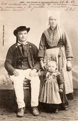 Gammalt vykort/Plougastel Daoulas familj/Bretagne/Frankrike