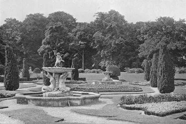 Kyrketrassen, Östra trädgården