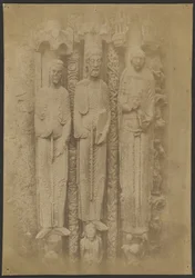 [Chartres-katedralen: Stora figurer i det kungliga portiken]