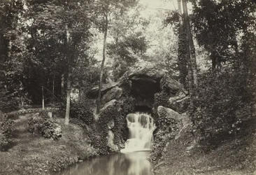 Utsikt över den lilla grottan mot hjortdammen, Bois de Boulogne