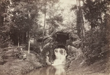 Utsikt över den lilla grottan mot Deer Pond, Bois de Boulogne, 1858.