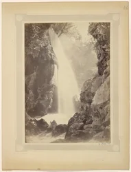 Vattenfall och klippor, södra Frankrike