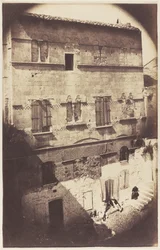 Fasad av ett romanskt hus i Saint-Gilles du Gard