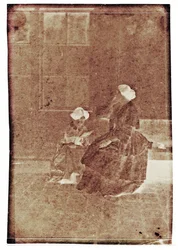 Kvinnor på en innergård