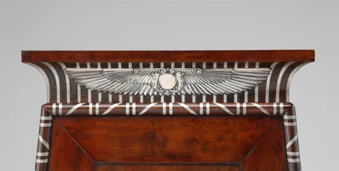 Detalj av ett myntskåp prydt med egyptiska silveremblem, ca 1805 (mahogny)