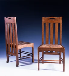 En matstol i ek designad av Charles Rennie Mackintosh för Argyle Street Tearooms, ca 1898-99