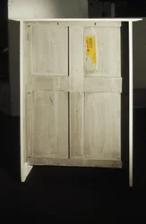 Vitt skåp designat för Mrs. Rowat, 1902 (trä, målat glas, emalj)