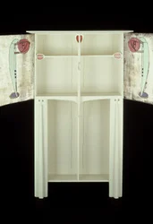 Vitt skåp designat för Mrs. Rowat, 1902 (trä, målat glas, emalj)