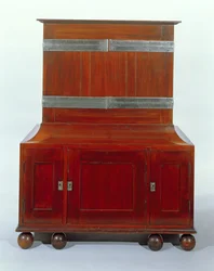 Skåp - bakifrån, 1898 (mahogny och vit järnek)