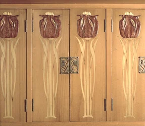 Detalj av snidade inlägg på skåpet, gjord av Guild of Hanicraft, ca 1898-99 (mahogny, järnek och mässing)